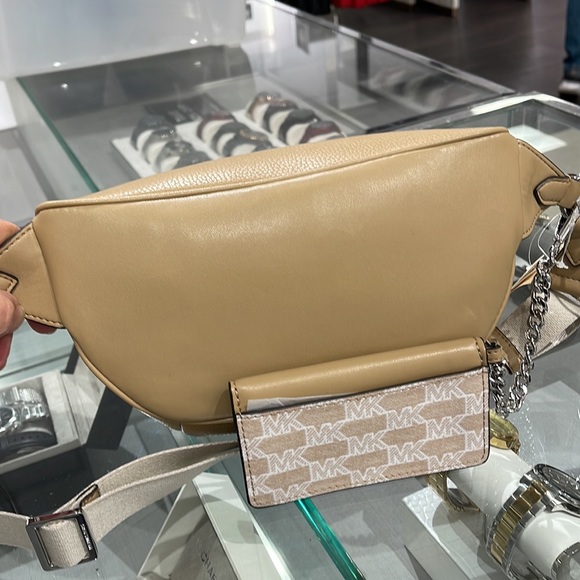 MICHAEL KORS
Maisie Large Pebbled Leather 2-in-1 Sling Pack
Camel
NWT - Picture 10 of 16